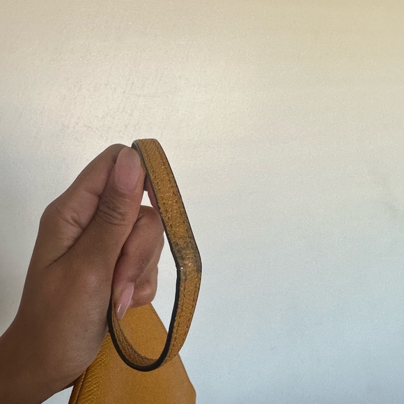 Coach wristlet in mustard colour - Picture 6 of 8